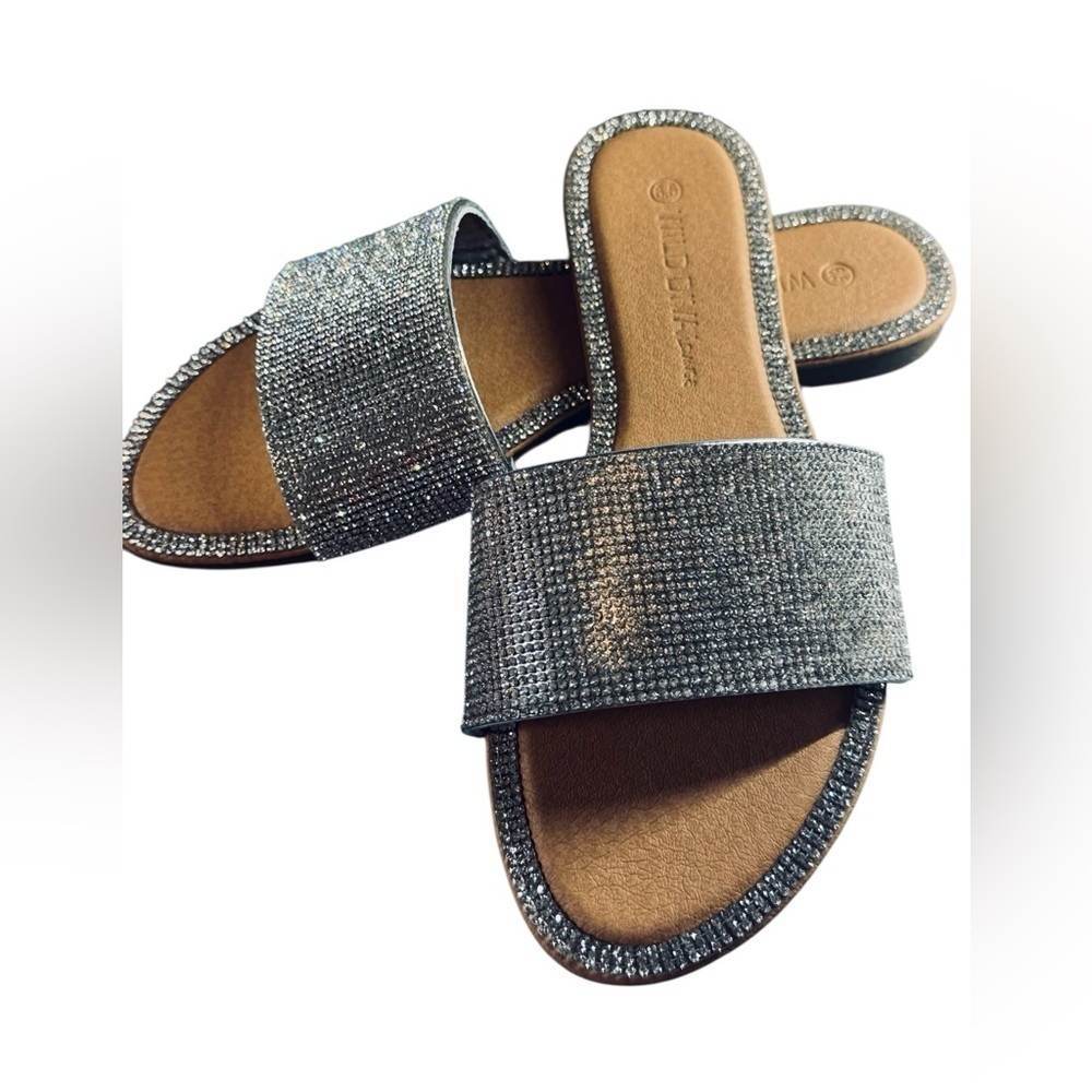 Wild Diva Lounge Slide Sandals SHINY Flats RHINESTONES Women’s Size 6.5 silver